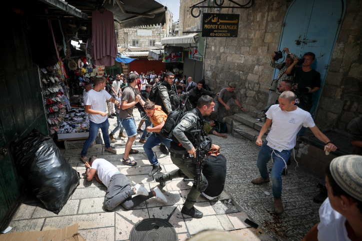 Δεξιοί Ισραηλινοί συγκρούονται με Άραβες στη μουσουλμανική συνοικία της Παλιάς Πόλης της Ιερουσαλήμ εν μέσω της πορείας με τη σημαία για την Ημέρα της Ιερουσαλήμ, 18 Μαΐου 2023.