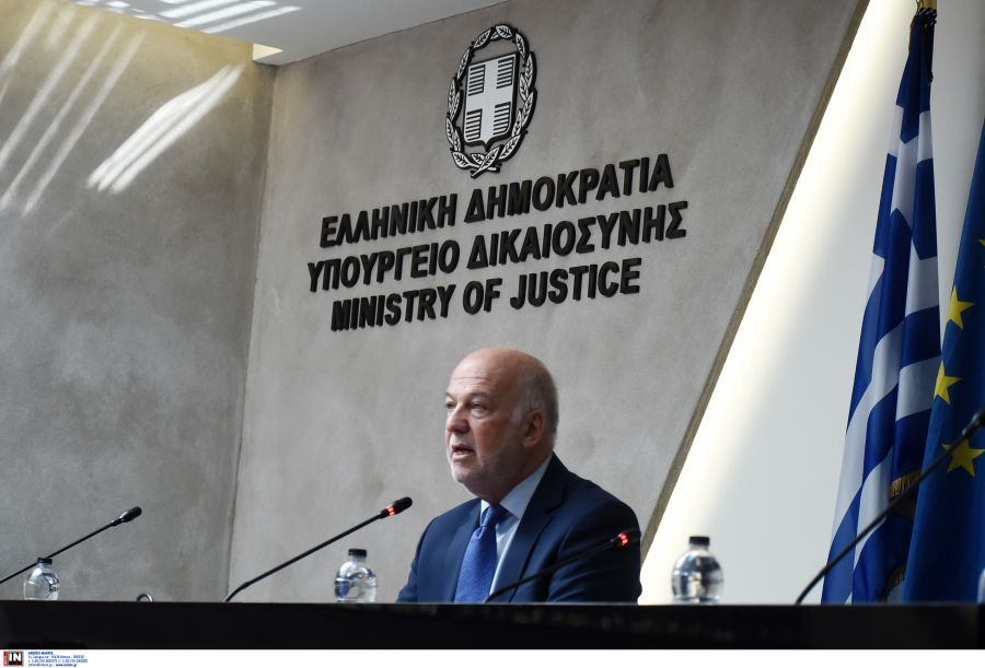 Φλωρίδης: Τα 13 νέα μέτρα κατά της ενδοοικογενειακής βίας – Προσωρινή κράτηση και για σοβαρά πλημμελήματα