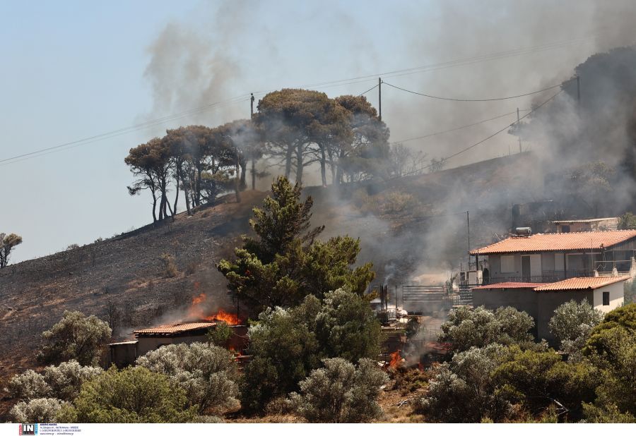 Φωτιά στην Κερατέα: 52 απεγκλωβισμοί από την ΕΛ.ΑΣ.