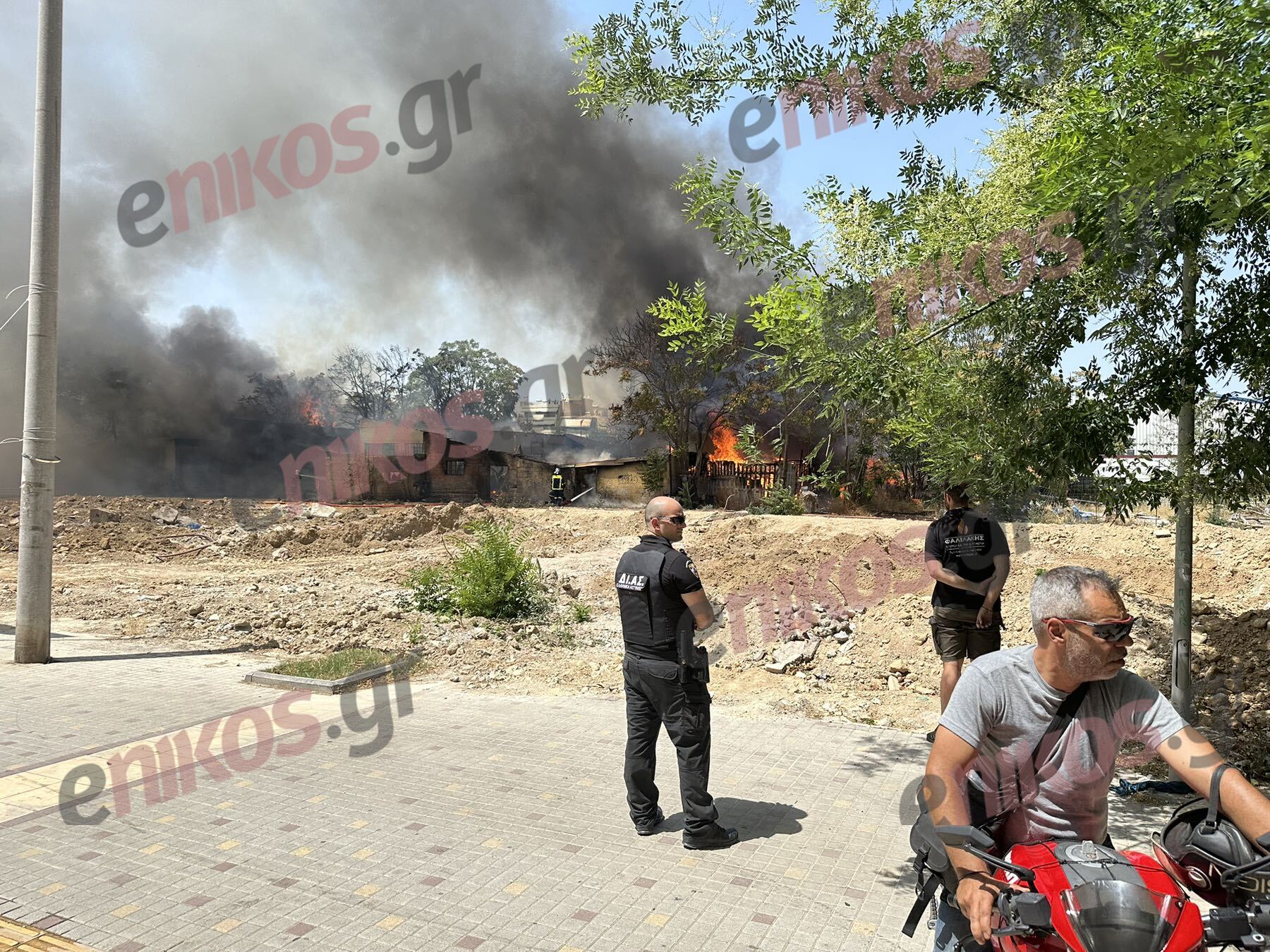 Σε ύφεση η φωτιά σε εργοστάσιο στο Μοσχάτο – Κανονικά η κυκλοφορία στην περιοχή