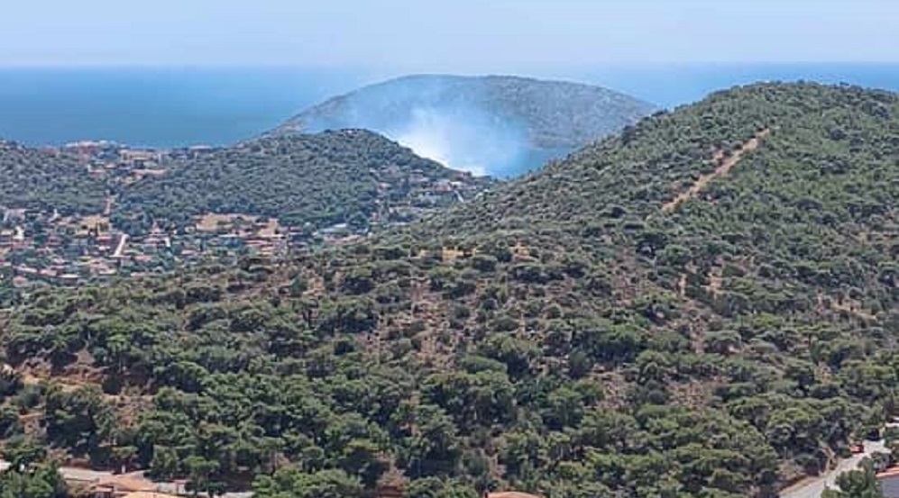 Φωτιά στην Σαρωνίδα: Υπό έλεγχο η φωτιά στο Μαύρο Λιθάρι – Δίπλα στα σπίτια έφτασαν οι φλόγες