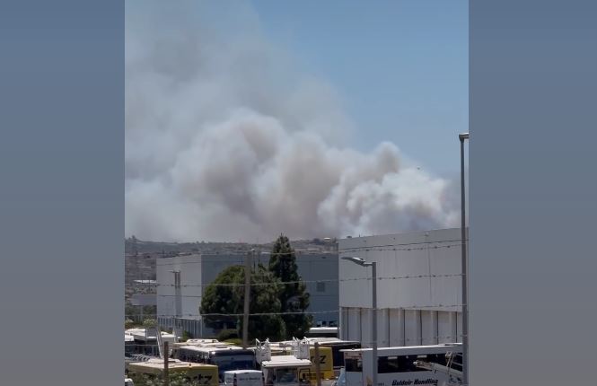 Φωτιά στην Βάρης- Κορωπίου: Ενισχύθηκαν οι δυνάμεις της Πυροσβεστικής – Επιχειρούν 10 εναέρια μέσα