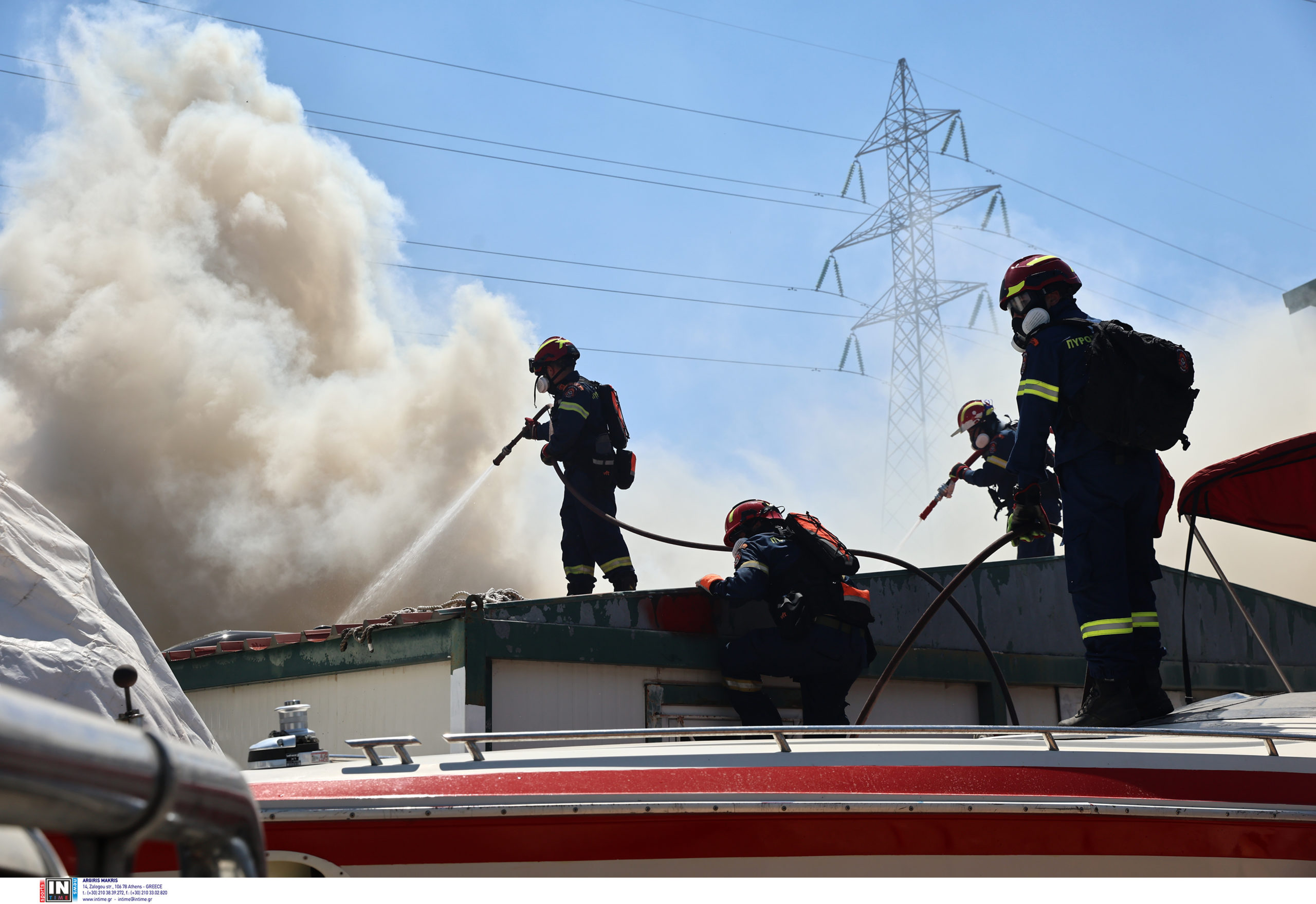 Φωτιά στην Βάρης-Κορωπίου: Απομακρύνθηκαν με λεωφορεία οι μαθητές τριών σχολείων