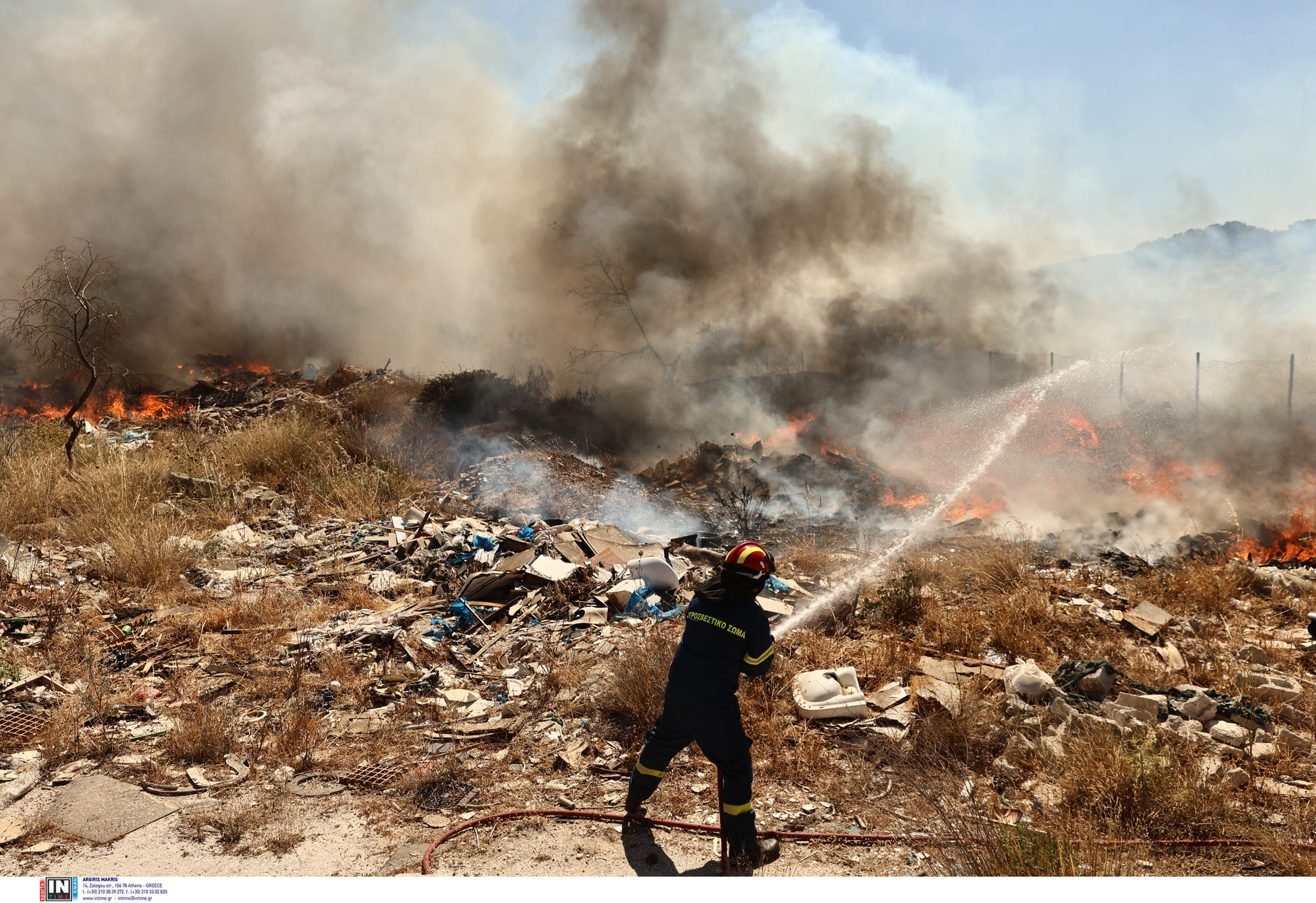 Φωτιά στην Βάρης – Κορωπίου: Πού έχει διακοπεί η κυκλοφορία των οχημάτων