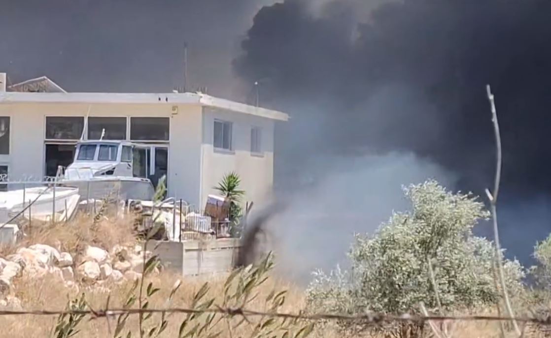 Μεγάλη φωτιά στην Λ. Βάρης – Κορωπίου: Ζημιές σε σπίτια στο Κίτσι – «Έχει πάρα πολύ αέρα» – ΦΩΤΟ και ΒΙΝΤΕΟ