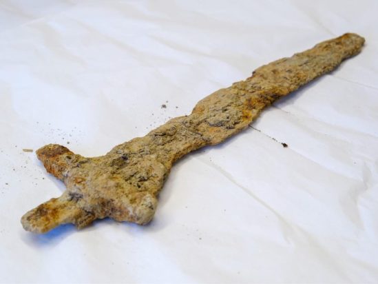 Το τεχνούργημα των 14,5 ιντσών πιθανολογείται ότι κατασκευάστηκε μεταξύ 900 και 1050 π.Χ. στο Κομητειακό Συμβούλιο του Ρόγκαλαντ