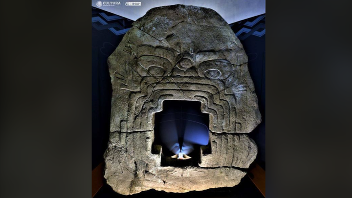 Η "πύλη προς τον κάτω κόσμο" απεικονίζει έναν αρχαίο θεό που ονομάζεται Tepēyōllōtl. [Εθνικό Ινστιτούτο Ανθρωπολογίας και Ιστορίας (INAH)]