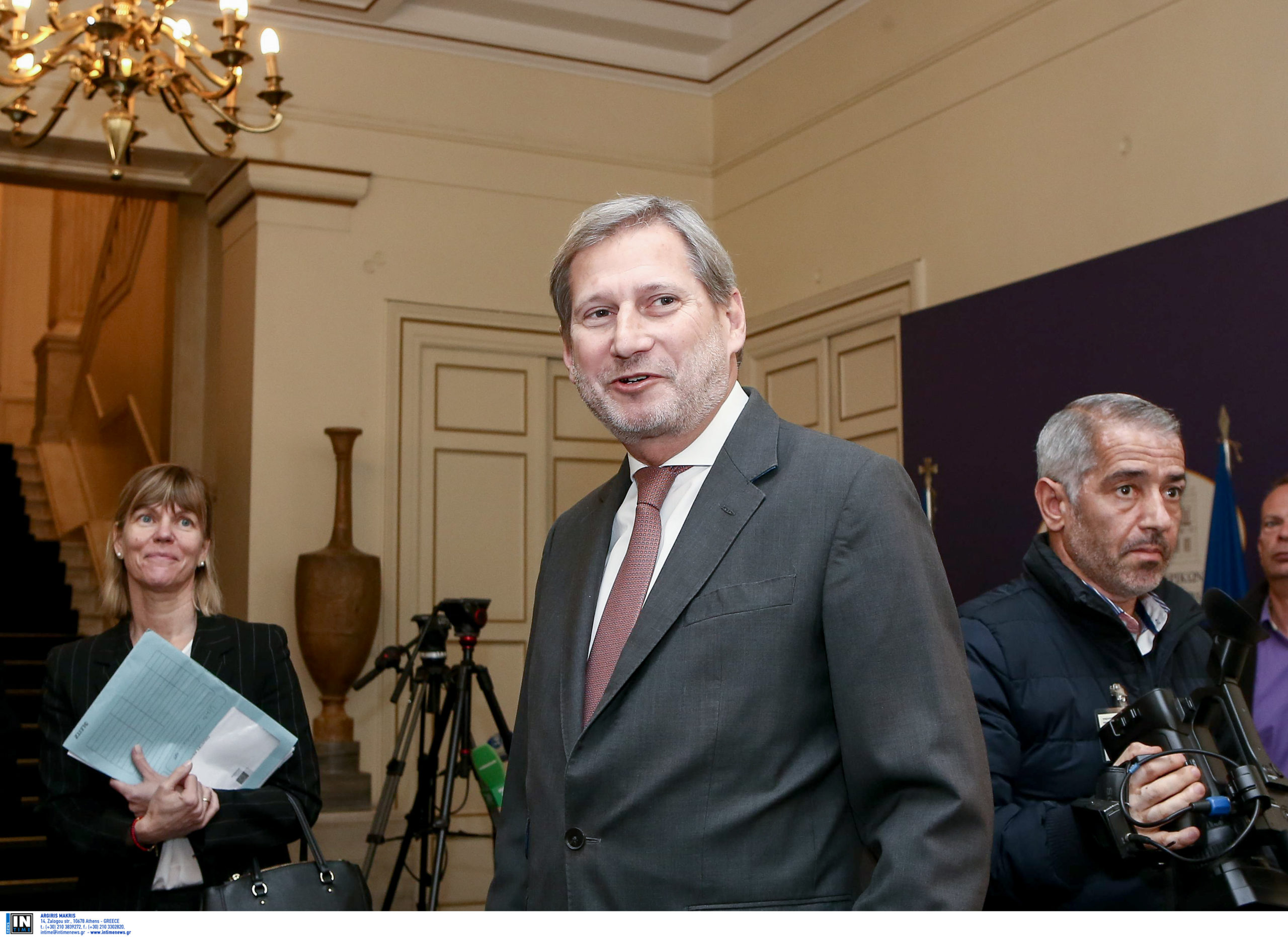 Γιοχάνες Χαν: «Με ανησυχεί η υπόθεση της Βόρειας Μακεδονίας – Να τηρηθεί η Συμφωνία των Πρεσπών»