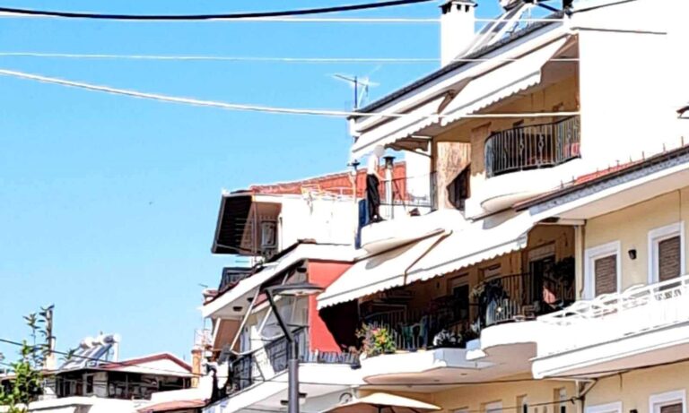 Γρεβενά: Τέλος στο θρίλερ με τον άνδρα που απειλούσε να πέσει από μπαλκόνι – Έγινε επέμβαση από ειδικές δυνάμεις