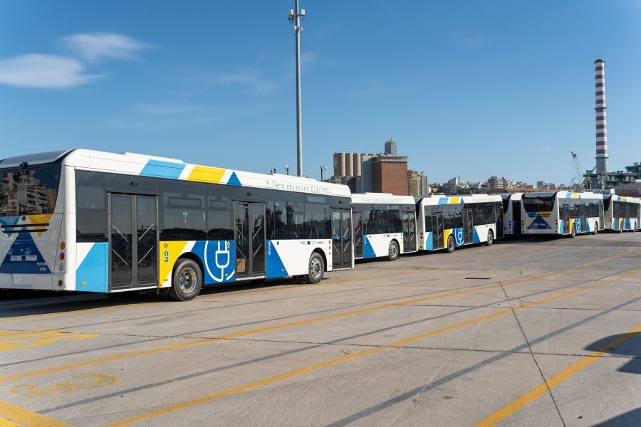 Στους δρόμους της Αθήνας και της Θεσσαλονίκης τα «πράσινα» λεωφορεία – «Η προσπάθεια δεν σταματά αλλά συνεχίζεται, με εντεινόμενους ρυθμούς»