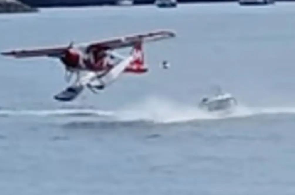 Βίντεο: Υδροπλάνο πέφτει πάνω σε σκάφος – Δύο τραυματίες