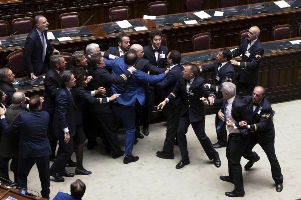 Ιταλία: Βουλευτής ξυλοκοπήθηκε από συναδέλφους του μέσα στην Βουλή