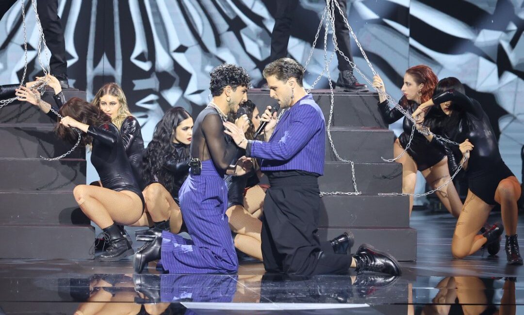 J2US: «Πάγωσε» τον Φειδία η Καίτη Γαρμπή – «Πώς τα πας τα τακούνια;»