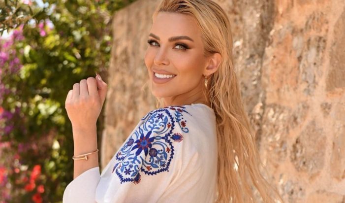 Κατερίνα Καινούργιου ηλιοβασίλεμα στην Αντίπαρο