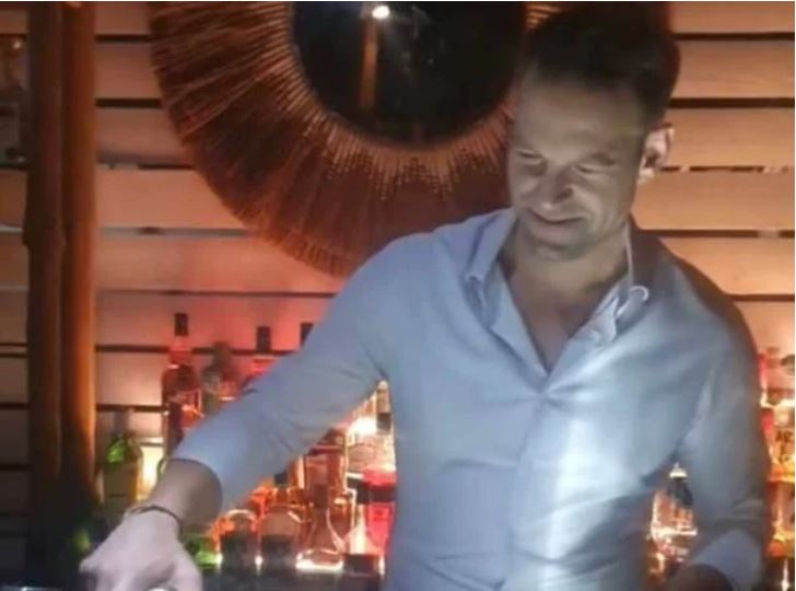 Στέφανος Κασσελάκης: Μετά την ομιλία του στην Πάτρα, σέρβιρε και κερνούσε σφηνάκια