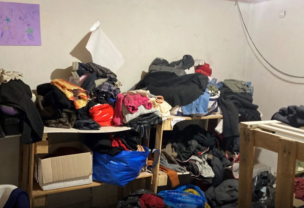 ΕΛ.ΑΣ.: Πανό, κοντάρια και κράνη εντοπίστηκαν στα 2 υπό κατάληψη κτίρια σε Εξάρχεια και Άγιο Παντελεήμονα – Η ρευματοκλοπή και οι προσαγωγές