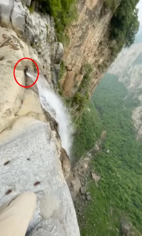 Τουρίστας εντόπισε έναν σωλήνα που τροφοδοτεί με νερό τον καταρράκτη.