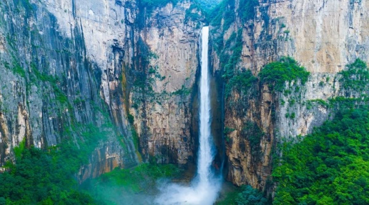 O καταρράκτης στο βουνό Yuntai.