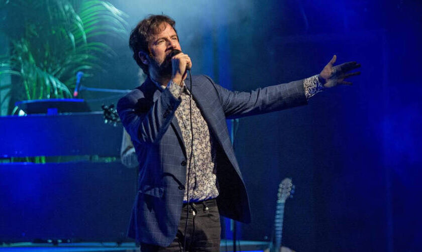 Ο Κωστής Μαραβέγιας κάνει beach party στον κήπο του Μεγάρου