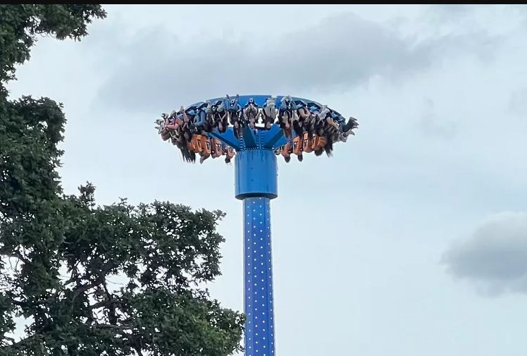 «Νόμιζα ότι θα πεθάνουμε» – Έμειναν κολλημένοι ανάποδα για 20 λεπτά σε λούνα παρκ