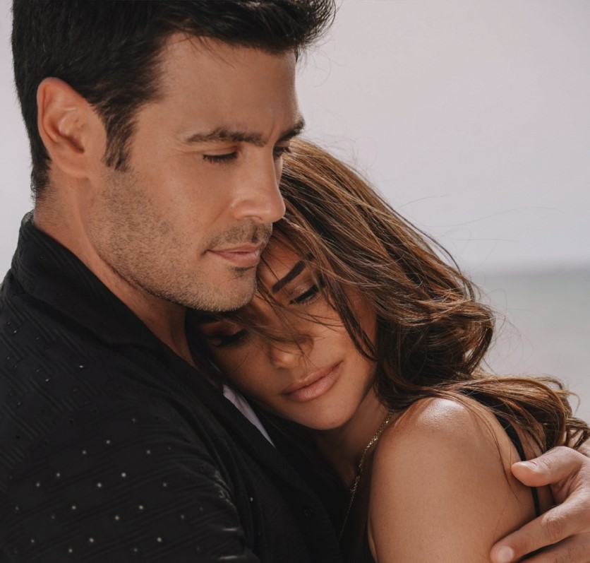 Ο Κώστας Μαρτάκης τραγουδά “Είσαι Το Θέλω” στην Ελένη Τσολάκη- ΒΙΝΤΕΟ