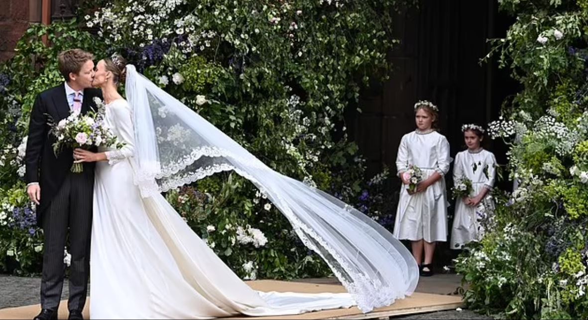 Βρετανία: Ο γάμος της χρονιάς του δισεκατομμυριούχου γαμπρού με την αιθέρια νύφη – Παρόντες ο πρίγκιπας Ουίλιαμ και η πριγκίπισσα Ευγενία