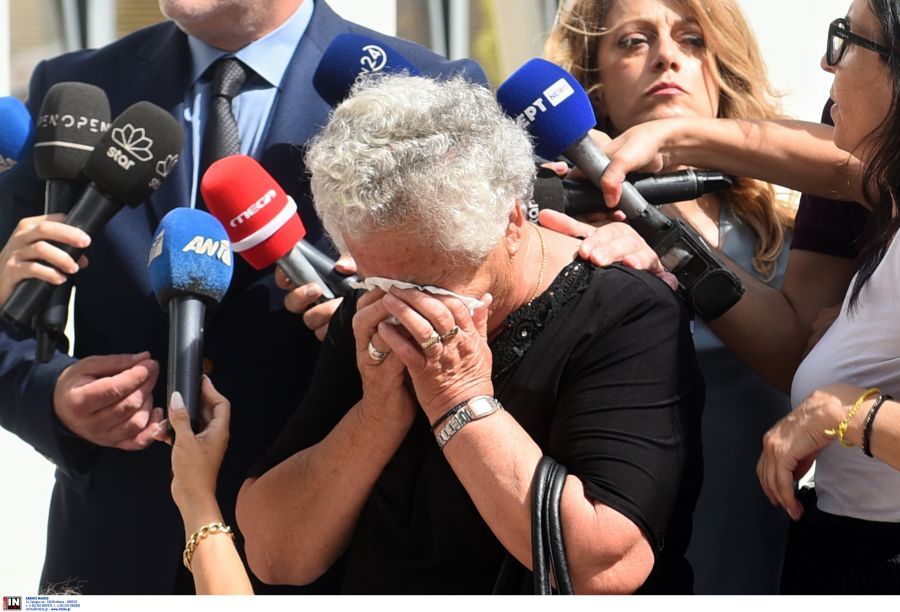 Δολοφονία Καραϊβάζ: «Λύγισε» η μητέρα του έξω από τα δικαστήρια – «Θέλω να βρεθούν αυτοί που έδωσαν την εντολή»