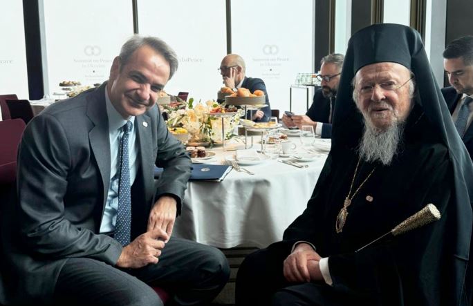 Ελβετία: Συνάντηση Μητσοτάκη με τον Οικουμενικό Πατριάρχη Βαρθολομαίο – Τι συζήτησαν