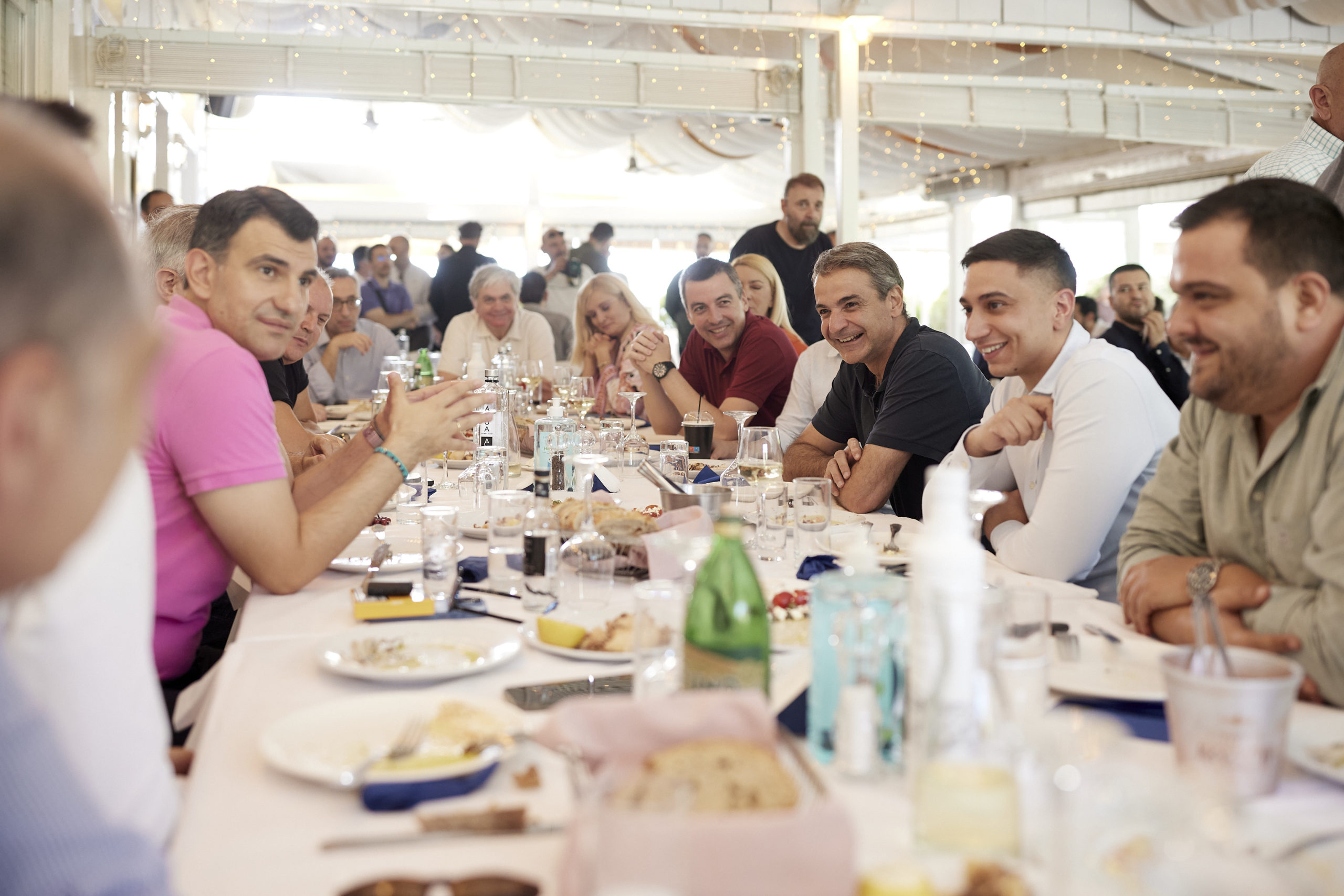 Ο Κυριάκος Μητσοτάκης με δημοσιογράφους πριν τις ευρωεκλογές 2024. 