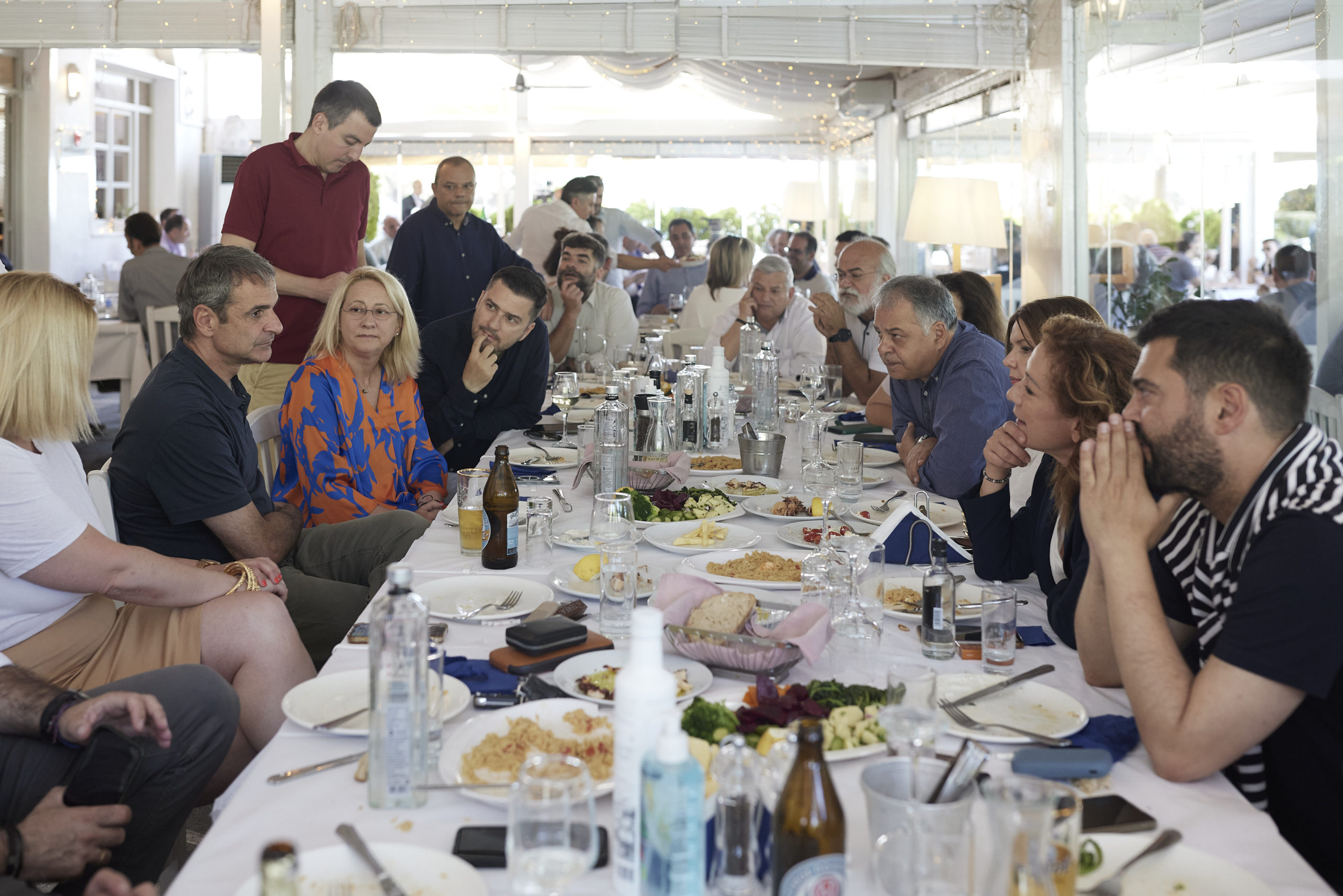 Ο Κυριάκος Μητσοτάκης με δημοσιογράφους πριν τις ευρωεκλογές 2024. 