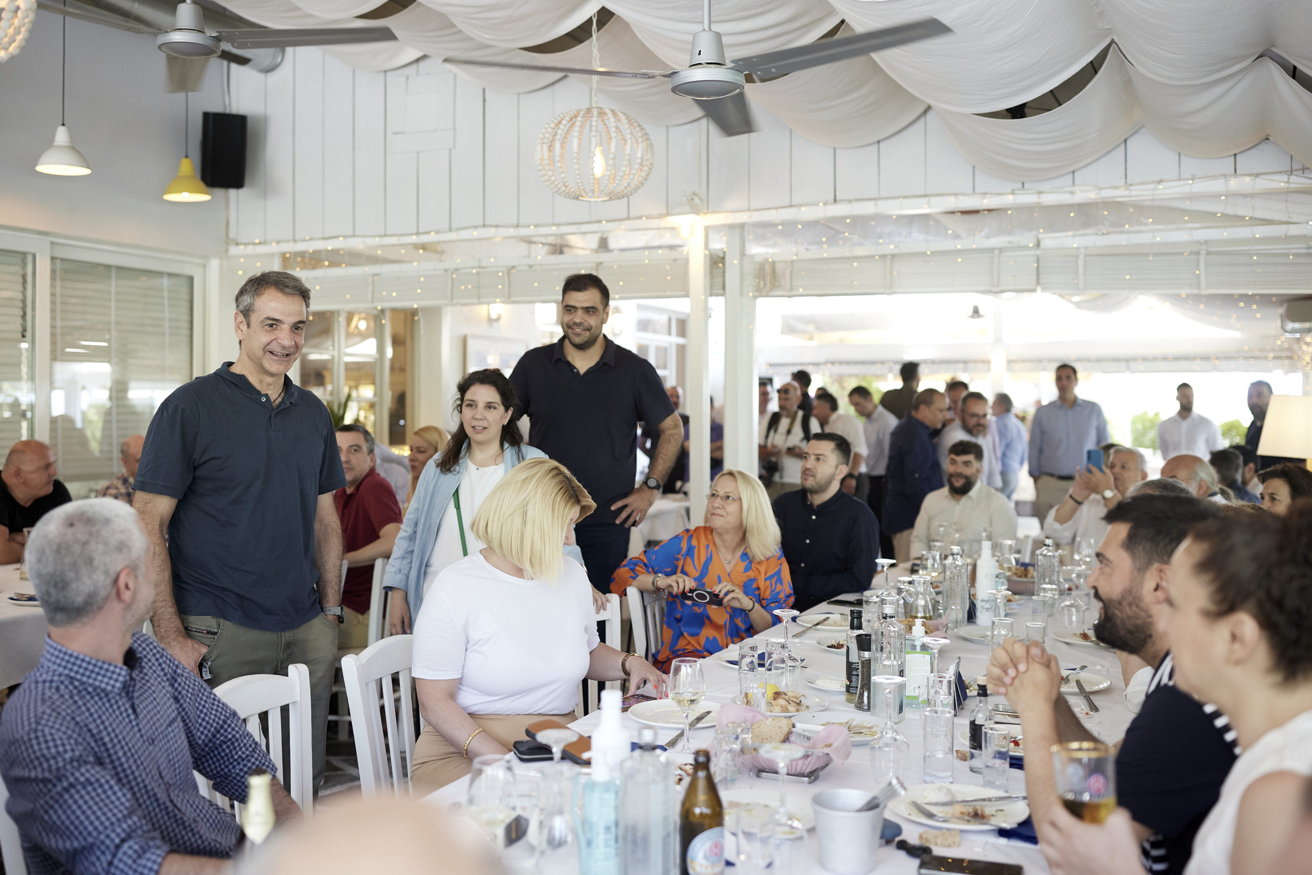 Ο Κυριάκος Μητσοτάκης με δημοσιογράφους πριν τις ευρωεκλογές 2024. 