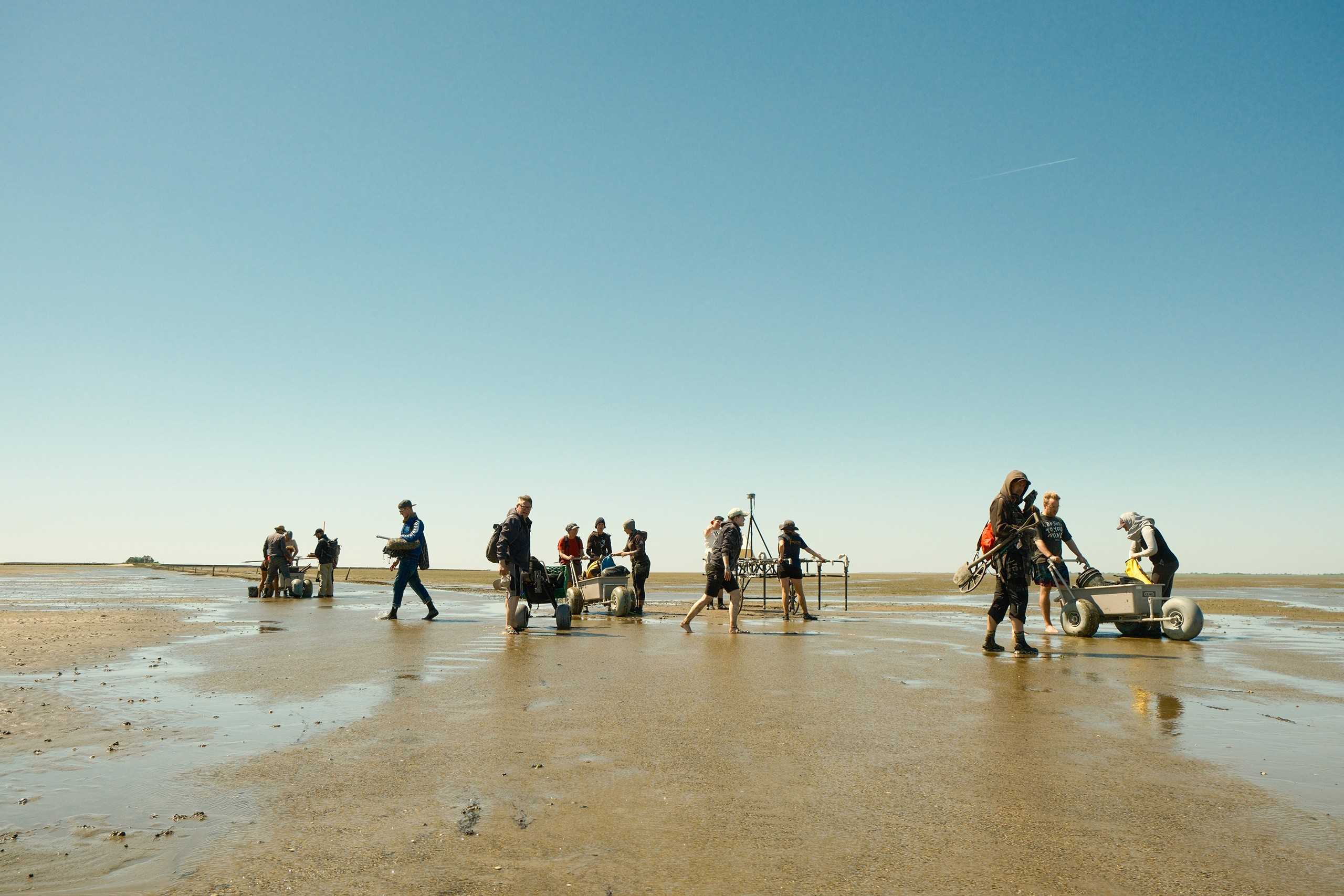 Οι ερευνητές πρέπει να περπατήσουν για περισσότερο από μια ώρα καθημερινά μέσα από τις λάσπες, παίρνοντας μαζί τους όλο τον εξοπλισμό, για να φτάσουν στον χώρο εργασίας. (φωτογραφία/©: Jan Steffen, Cluster (ROOTS)