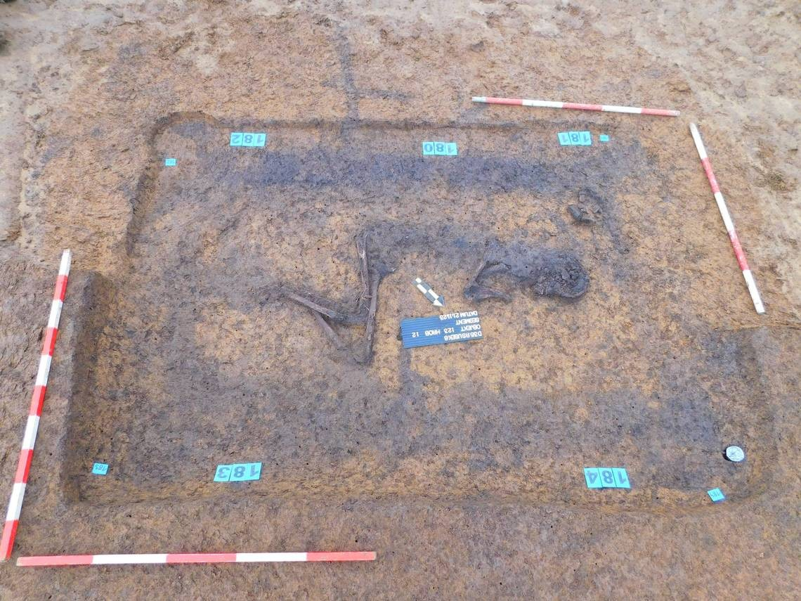Άλλη μια κεντρική ταφή βρέθηκε στο αρχαίο ανάχωμα. Φωτογραφία από το Τμήμα Αρχαιολογίας του Πανεπιστημίου Hradec Králové