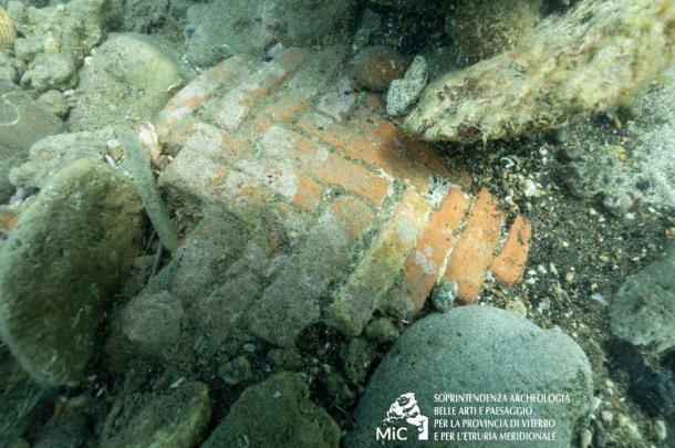 Το opus spicatum δάπεδο, με τούβλα που σε ένα μοτίβο ψαροκόκαλο. (Soprintendenza Archaeologia Belle Arti Paesaggio Etruria Meridionale)