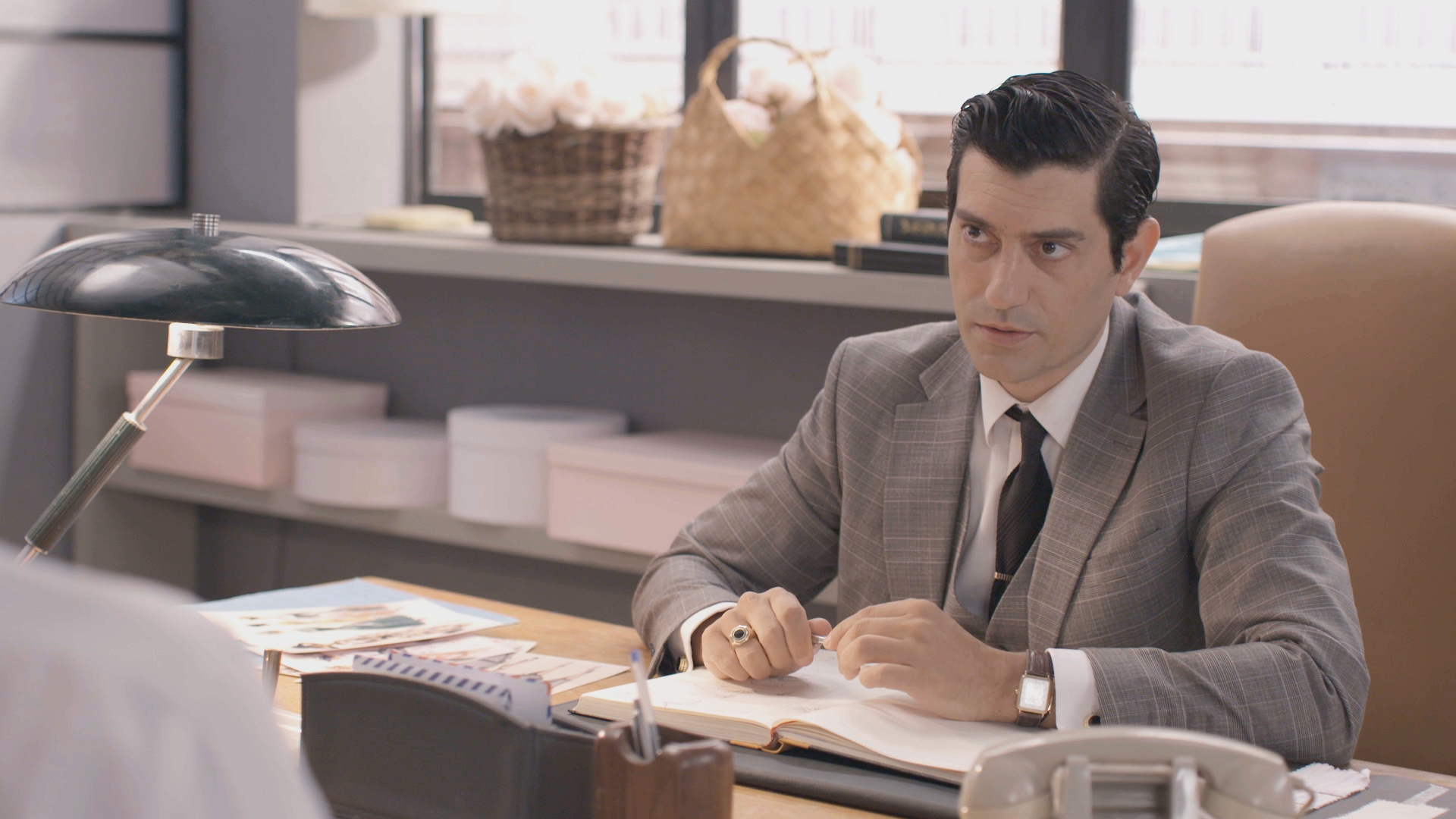 Ο Παράδεισος των κυριών: Ο Ντίνος λέει στην Αμαλία πως θα τα πουλήσει όλα για να φύγουν