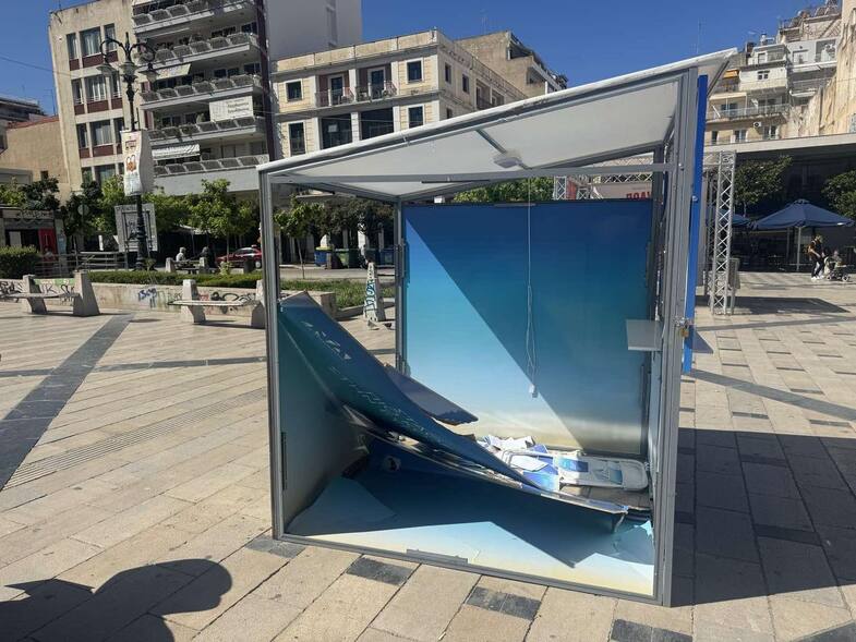 Πάτρα: Κατέστρεψαν το εκλογικό περίπτερο της Νέας Δημοκρατίας – ΦΩΤΟ