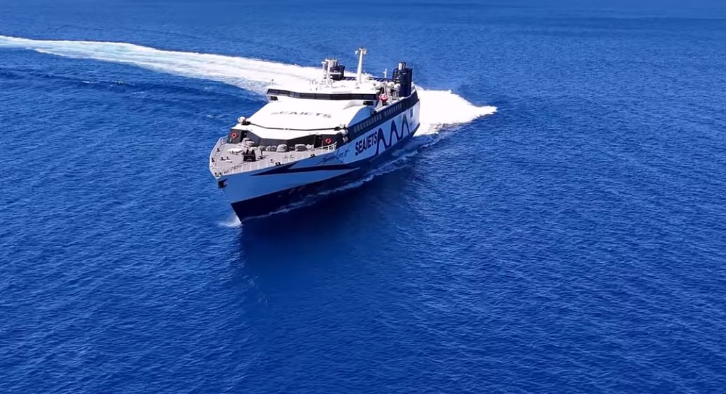 Θεαματική μανούβρα πλοίου στην Τήνο