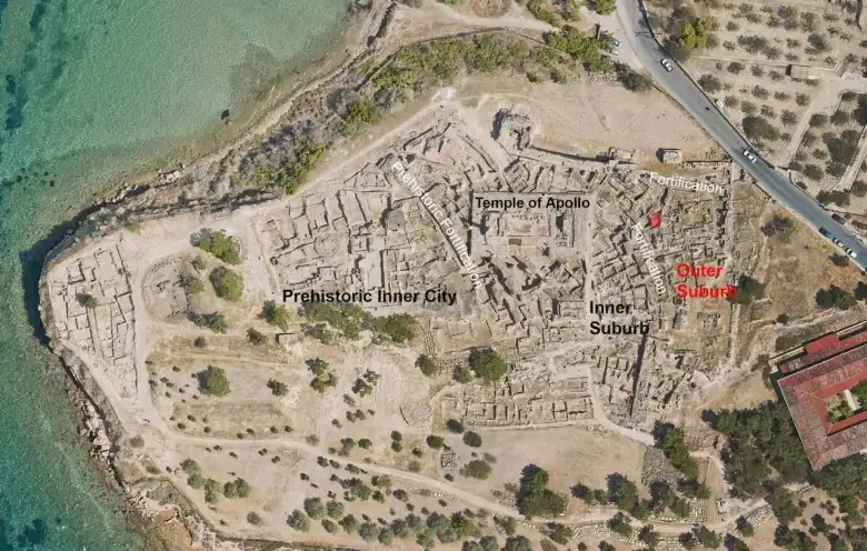 Ορθοφωτογραφία της Κολώνας Αίγινας με την περιοχή του ευρήματος σημειωμένη με κόκκινο. Αναγνώριση: Πανεπιστήμιο Πάρι Λόντρον του Σάλτσμπουργκ