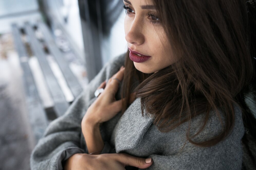 Θέλει να χωρίσει από τον άνδρα της, ο οποίος λόγω δουλειάς λείπει πολύ και εκείνη μεγαλώνει μόνη της το παιδί τους