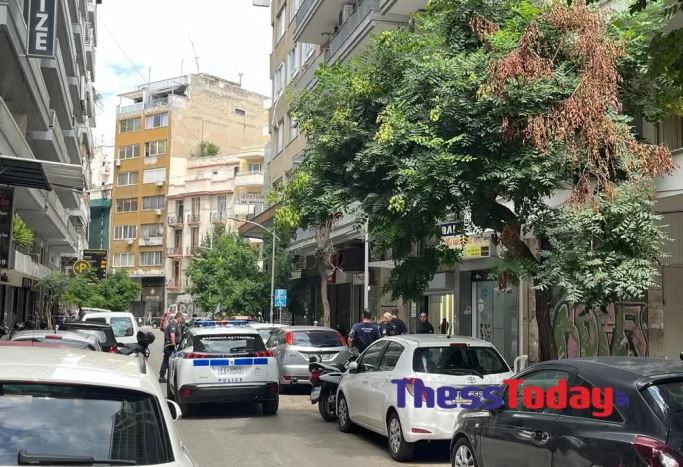 Θεσσαλονίκη: Άτομο έπεσε από μπαλκόνι πέμπτου ορόφου και σκοτώθηκε – ΒΙΝΤΕΟ