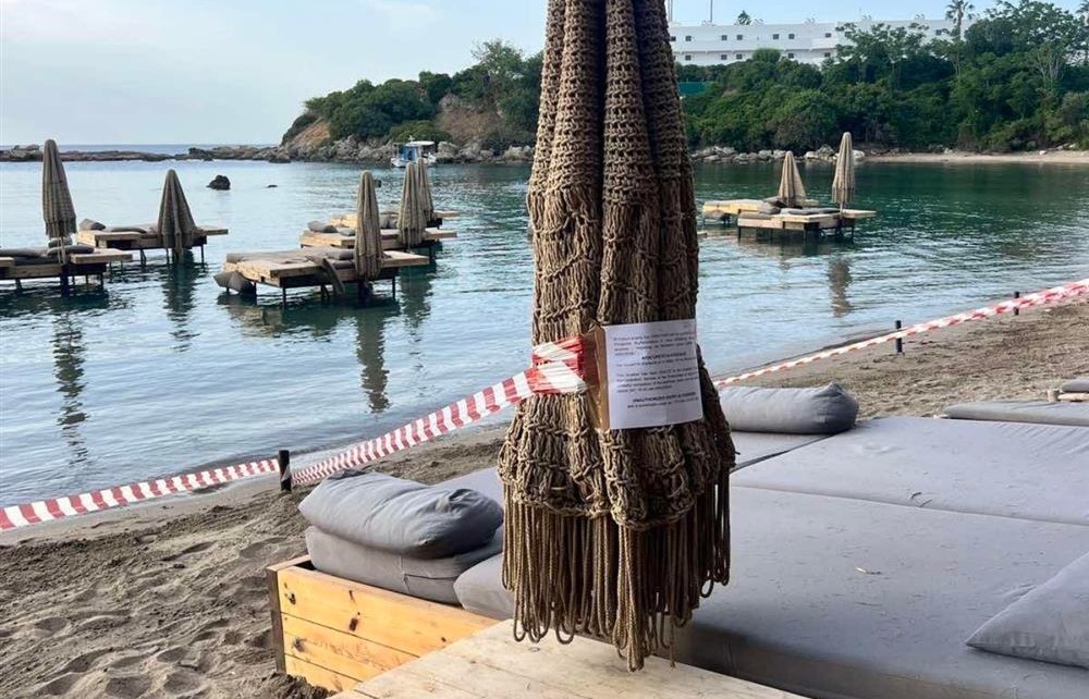Ρόδος: Σφραγίστηκε το beach bar με τις πλωτές ξαπλώστρες μέσα στην θάλασσα – ΦΩΤΟ