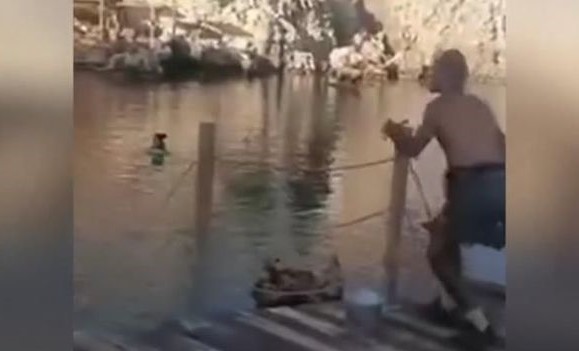 Ρόδος: Εργαζόμενοι «ξηλώνουν» με τα χέρια παράνομες κατασκευές από παραλίες – ΒΙΝΤΕΟ