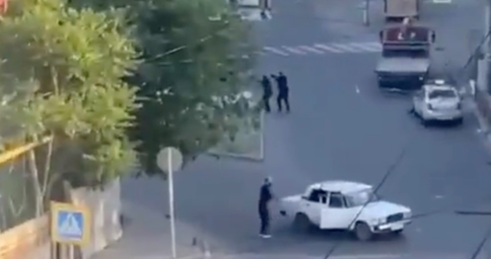 Εικόνα από το βίντεο που δείχνει τους πυροβολισμούς στην εβραϊκή συναγωγή.