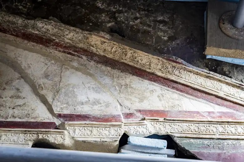 Λεπτομέρεια από τη διακόσμηση του sacellum. Αναγνώριση: Υπουργείο Πολιτισμού