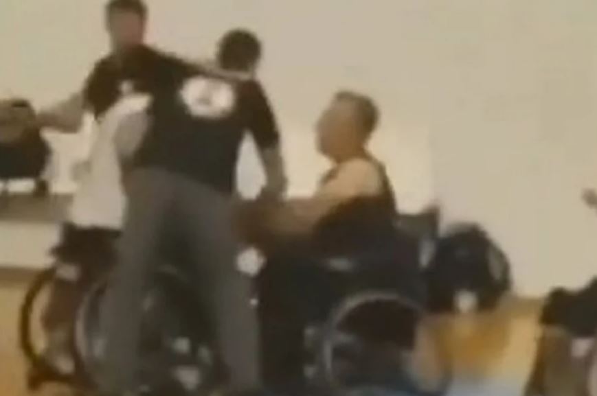 Σαντορίνη: Οπαδός χτύπησε αθλητή του Παναθηναϊκού με αμαξίδιο στον τελικό κυπέλλου μπάσκετ – ΒΙΝΤΕΟ