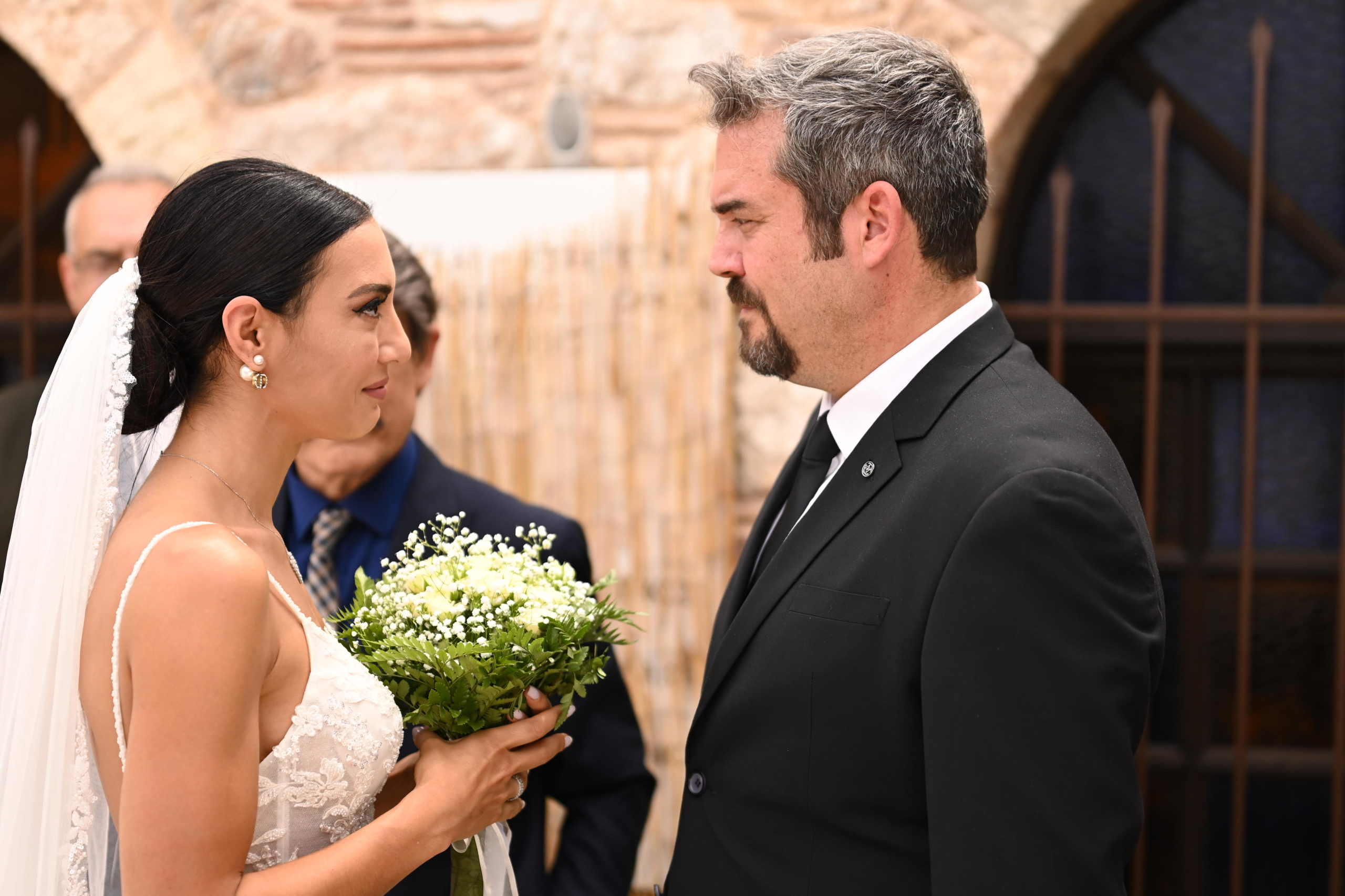 Σασμός: Στέλλα και Χρήστος ανεβαίνουν τα σκαλιά της εκκλησίας