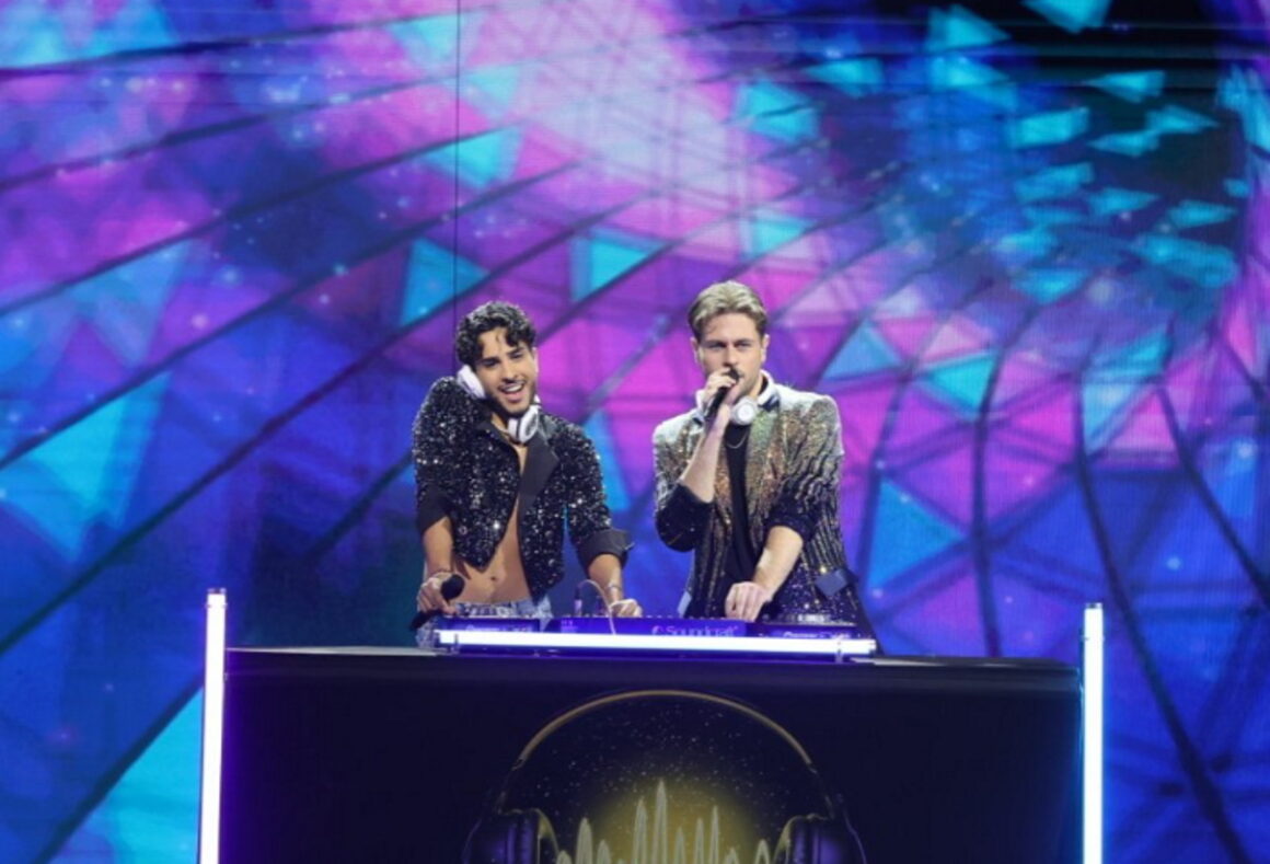 J2US: Με ρετρό διάθεση ξεσήκωσαν κοινό και κριτές ο Σωτήρης και ο Φειδίας με την Ανισόπεδη Ντίσκο – «Είστε υπέροχοι»