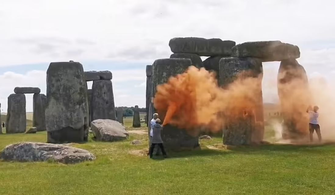 Βρετανία: Ακτιβιστές έβαψαν με πορτοκαλί μπογιά το Stonehenge – Ο λόγος που βεβήλωσαν σήμερα το μνημείο