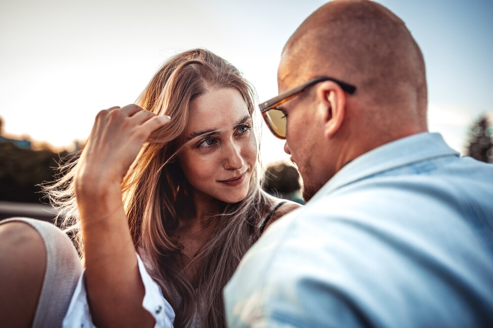 9 Ανεπαίσθητα Σημάδια που μαρτυρούν ότι μια γυναίκα είναι θυμωμένη αλλά υποκρίνεται ότι δεν είναι