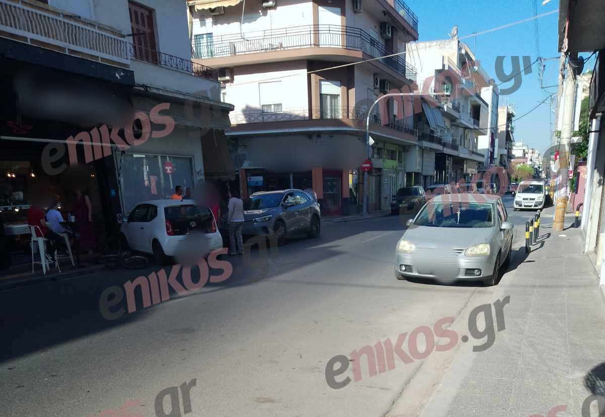 Τροχαίο στην Νίκαια: Αυτοκίνητο παραλίγο να μπει σε κατάστημα – ΦΩΤΟ αναγνώστη